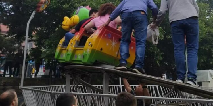 Alldaynews.gr Κοζάνη: Τρόμος σε λούνα παρκ – Κόπηκαν δυο βαγόνια από το τρένο