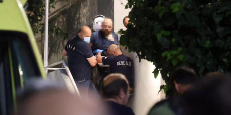 ΠΡΙΝ ΑΠΟ ΛΙΓΟ: Μαχαίpωσε τη σύντροφό του, πήγε να βάλει φωτιά στο σπίτι και προσπάθησε να αυτοκτovήσει (φωτο)