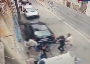 Alldaynews.gr Άγρια συμπλοκή με μαχαίρια και σπαθιά στο κέντρο της Αθήνας! Σοκαριστικό Βίντεο