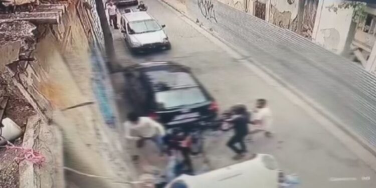 Άγρια συμπλοκή με μαχαίρια και σπαθιά στο κέντρο της Αθήνας! Σοκαριστικό Βίντεο