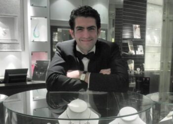 Σοκαρισμένοι όλοι στη Μύκονο: Νεκρός Ξαφνικά ο Γνωστός κοσμηματοπώλης Φώτης Πονηρός, λίγες μέρες μετά τα πρώτα γενέθλια του παιδιού του