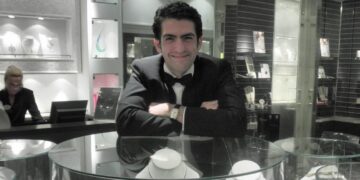 Alldaynews.gr Σοκαρισμένοι όλοι στη Μύκονο: Νεκρός Ξαφνικά ο Γνωστός κοσμηματοπώλης Φώτης Πονηρός, λίγες μέρες μετά τα πρώτα γενέθλια του παιδιού του