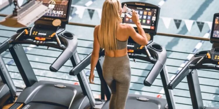 Ντροπιαστικό ατύχημα για 26χρονη – Έκανε διάδρομο στο γυμναστήριο και κατέληξε ημίγuμνη[video]