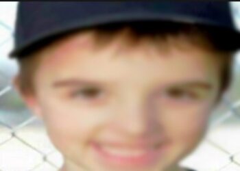 Ο Γιος τους Πέθανε Παίζοντας στο Χώμα! ”Πάγωσαν” όταν πήγαν σπίτι να Πάρουν τα Ρούχα για την Κηδεία του[Φωτογραφία]