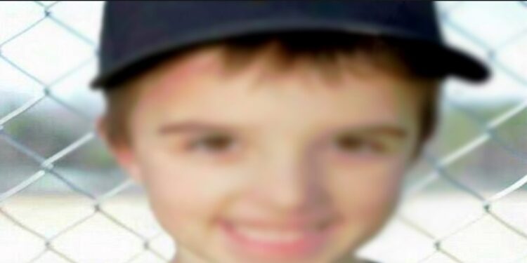 Ο Γιος τους Πέθανε Παίζοντας στο Χώμα! ”Πάγωσαν” όταν πήγαν σπίτι να Πάρουν τα Ρούχα για την Κηδεία του[Φωτογραφία]