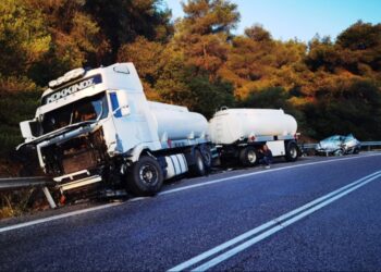 Μάνδρα: Σοκαριστικό τροχαίο μετά από μετωπική ΙΧ και φορτηγού – Δείτε φωτογραφίες