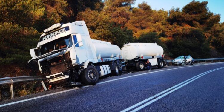 Alldaynews.gr Μάνδρα: Σοκαριστικό τροχαίο μετά από μετωπική ΙΧ και φορτηγού – Δείτε φωτογραφίες