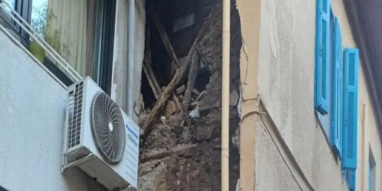Θεσσαλονίκη: Κατέρρευσε τοίχος παραδοσιακής κατοικίας στην Άνω Πόλη λόγω της σφοδρής κακοκαιρίας[Φωτογραφίες]