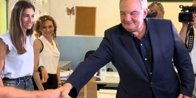 Κώστας Καραμανλής – Εκλογές 2023: Η ερώτηση του πρώην πρωθυπουργού σε παιδί που τον πλησίασε