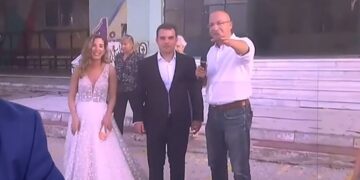 Alldaynews.gr Εκλογές 2023: Γαμπρός και νύφη πήγαν κατευθείαν από το γλέντι του γάμου για να ψηφίσουν