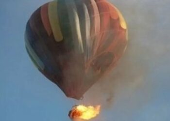 Τρaγωδία στον αέρα: Κάηκε Ζωντaνός-Πήρε φωτά το αερόστατο απο έκρηξη