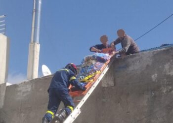 Περιπέτεια για άνδρα σε χωριό της Λάρισας: Ανέβηκε στην ταράτσα του σπιτιού του κι ένιωσε αδιαθεσία – Τον κατέβασε η πυροσβεστική