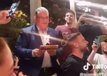 Ο Κουτσούμπας έκανε Έκπληξη σε 26χρονο που είχε γενέθλια – Του πήγε την τούρτα και τον άφησε «παγωτό»