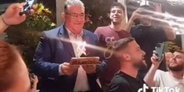 Alldaynews.gr Ο Κουτσούμπας έκανε Έκπληξη σε 26χρονο που είχε γενέθλια – Του πήγε την τούρτα και τον άφησε «παγωτό»