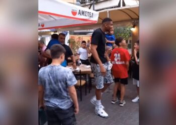 Γιάννης Αντετοκούνμπο: Χαμός στην ταβέρνα του «Τζίμη» στον Βύρωνα μόλις τον είδαν – Δείτε βίντεο