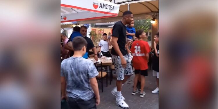 Alldaynews.gr Γιάννης Αντετοκούνμπο: Χαμός στην ταβέρνα του «Τζίμη» στον Βύρωνα μόλις τον είδαν – Δείτε βίντεο