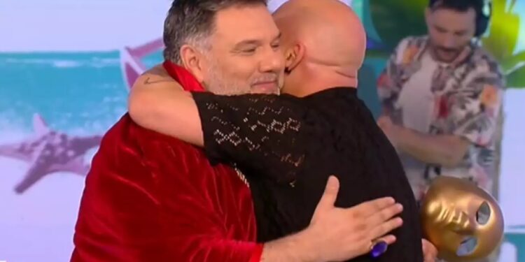 Alldaynews.gr Ο Γρηγόρης Αρναούτογλου εισέβαλε στο «Καλό μεσημεράκι» – Άναυδος ο Νίκος Μουτσινάς