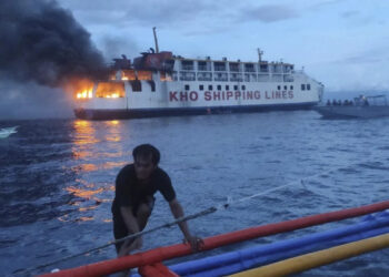 Κόσμος: Πυρκαγιά σε πλοίο με 65 επιβαίνοντες