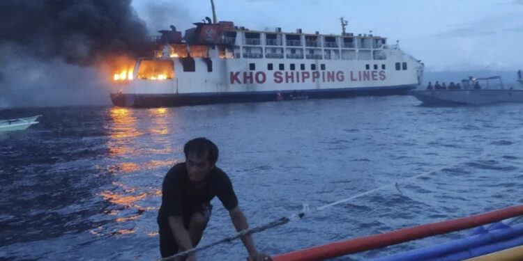 Κόσμος: Πυρκαγιά σε πλοίο με 65 επιβαίνοντες