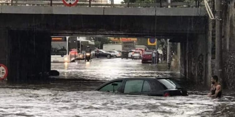 Alldaynews.gr Η κακοκαιρία «σάρωσε» τη Θεσσαλονίκη: Ζημιές σε σπίτια – Ξεχείλισε ρέμα στην Πολίχνη