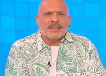 Έξαλλος ο Νίκος Μουτσινάς με τον Γιώργο Λιάγκα: Είπε σε ποιο νοσοκομείο είμαι κι έστειλε και κάμερα – Πας με τα καλά σου;