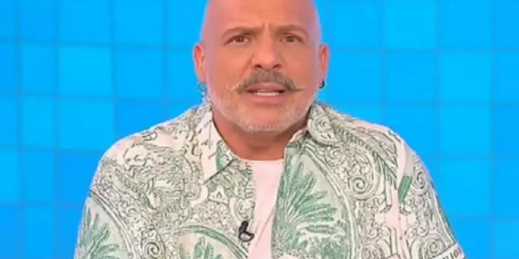 Έξαλλος ο Νίκος Μουτσινάς με τον Γιώργο Λιάγκα: Είπε σε ποιο νοσοκομείο είμαι κι έστειλε και κάμερα – Πας με τα καλά σου;