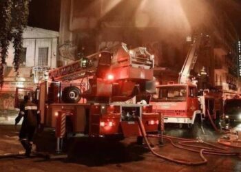 Φωτιά σε διαμέρισμα στα Πετράλωνα – Στο νοσοκομείο 15χρονος (video)