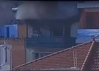 Alldaynews.gr Φωτιά σε διαμέρισμα 2ου ορόφου στον Πειραιά – Μια γυναίκα βρίσκεται στο μπαλκόνι (φωτο, video)
