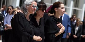 Τελευταία αντίο στη Νόνικα Γαληνέα – Οι κόρες της και οι τελευταίες επιθυμίες της (φωτο, video)