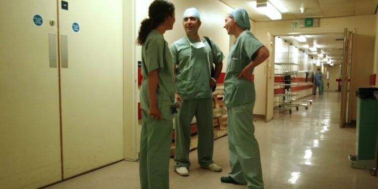 Λαρισαίος Γιατρός πήγε στην Αγγλία: «Αλλιώς τα φανταζόμουν, αλλιώς τα βρήκα» – Οι «μισθάρες», τα μηνύματα και η αλήθεια του