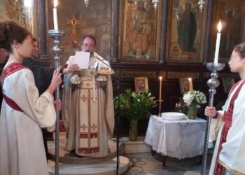 Ιερέας έντυσε παπαδάκια δύο κορίτσια σε εκκλησία στην Πλάκα – Τέθηκε σε αργία