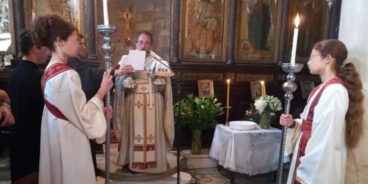 Ιερέας έντυσε παπαδάκια δύο κορίτσια σε εκκλησία στην Πλάκα – Τέθηκε σε αργία