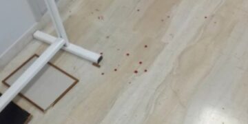 Alldaynews.gr Χαμός σε δημόσια υπηρεσία: Υπάλληλος πέρασε «κολάρο» κάδρο σε πολίτη