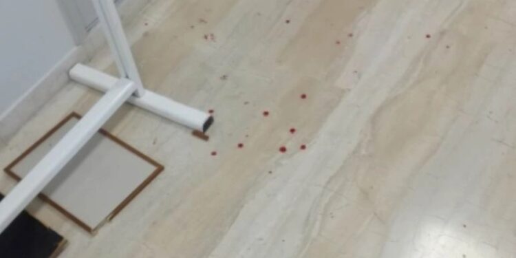 Alldaynews.gr Χαμός σε δημόσια υπηρεσία: Υπάλληλος πέρασε «κολάρο» κάδρο σε πολίτη