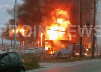 Καίγονται σκάφη αναψυχής σε επιχείρηση φύλαξης και συντήρησης (video)