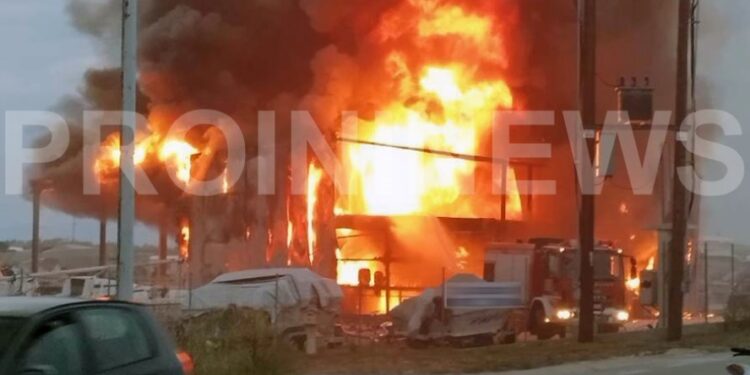 Καίγονται σκάφη αναψυχής σε επιχείρηση φύλαξης και συντήρησης (video)