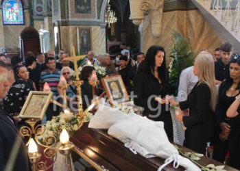 Συγκίνηση και κοσμοσυρροή στον Πειραιά στην κηδεία του Γιάννη Φλωρινιώτη (φωτο, video)