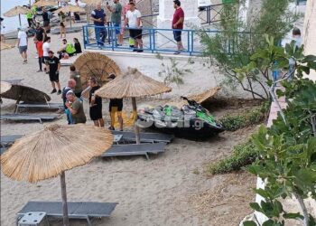 Τζετ σκι βγήκαν εκτός πορείας και έπεσαν πάνω σε ομπρέλες – Δύο τραυματίες (φωτο, video)