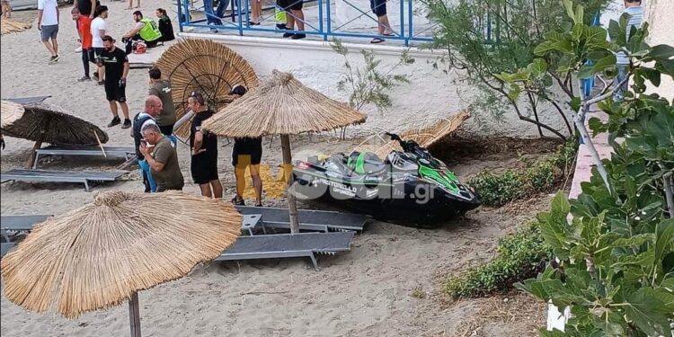 Alldaynews.gr Τζετ σκι βγήκαν εκτός πορείας και έπεσαν πάνω σε ομπρέλες – Δύο τραυματίες (φωτο, video)