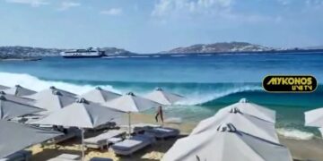Alldaynews.gr Σηκώθηκε τσουνάμι σε παραλία της Μυκόνου από τα απόνερα ταχύπλοου: Τραυματίστηκαν δύο γυναίκες (video)