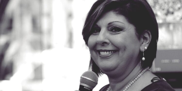 Alldaynews.gr «Παραμένει στο νοσοκομείο με σοβαρή λοίμωξη του αναπνευστικού»: Εξαιρετικά δύσκολες μέρες για τη Λένα Μαντά