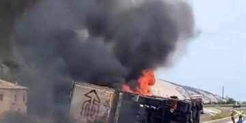 Τρόμος για κόρη πρώην βουλευτή της Αχαΐας μετά το τροχαίο με νταλίκα – «Έφυγα μην εκραγεί» (φωτο)