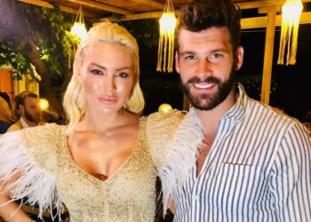 Alldaynews.gr Βίντεο: Η στιγμή που η Αλεξάνδρα Παναγιώταρου είδε ξαφνικά τον Σχίζα μπροστά της για πρώτη φορά μετά τον χωρισμό τους