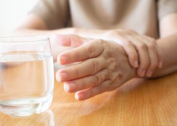 “Διαγνώστηκα με Πάρκινσον, είχα ένα τρεμουλάκι στα χέρια και στα χείλη όταν πάω να πιω νερό”