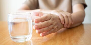 “Διαγνώστηκα με Πάρκινσον, είχα ένα τρεμουλάκι στα χέρια και στα χείλη όταν πάω να πιω νερό”