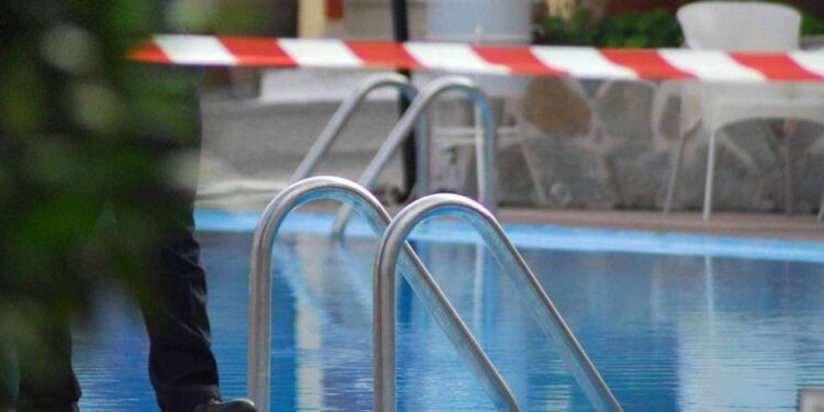 Alldaynews.gr Μυστήριο με τον θάνατο του 23χρονου-Είχε βάθος μόλις 80 εκατοστά η πισίνα