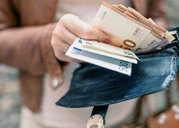 Βρήκε τσαντάκι με… 3 εκατομμύρια ευρώ και το παρέδωσε σε γνωστό επιχειρηματία