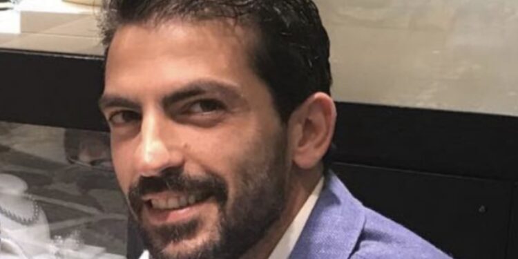 Alldaynews.gr Σοκαρισμένοι όλοι στη Μύκονο: Νεκρός Ξαφνικά ο Γνωστός κοσμηματοπώλης Φώτης Πονηρός, λίγες μέρες μετά τα πρώτα γενέθλια του παιδιού του