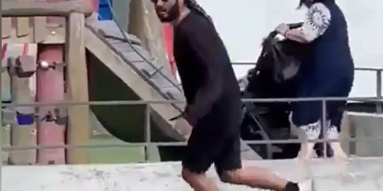 Alldaynews.gr Έτρεχε να ξεφύγει και ακούγονταν κραυγές: Σοκάρει το video με τον 32χρονο που μαχαίρωσε παιδιά νηπιαγωγείου σε πάρκο