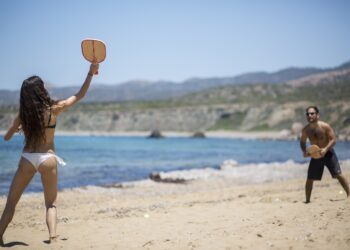Πρόστιμο 1.000 ευρώ σε όσους παίζουν ρακέτες – Σε ποιες παραλίες ισχύει